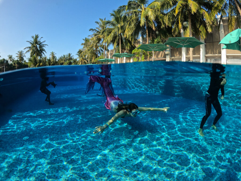 Mono-fin class in the pool of sustainable resort Pullman Maldives 