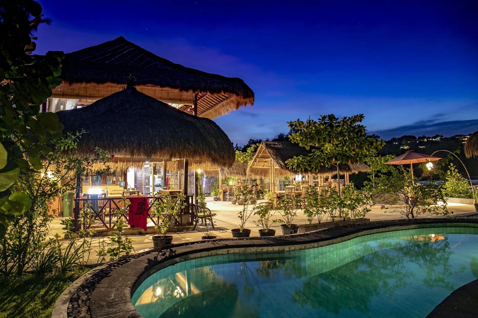 View of the pool and restaurant in Ceningan Divers resort at night