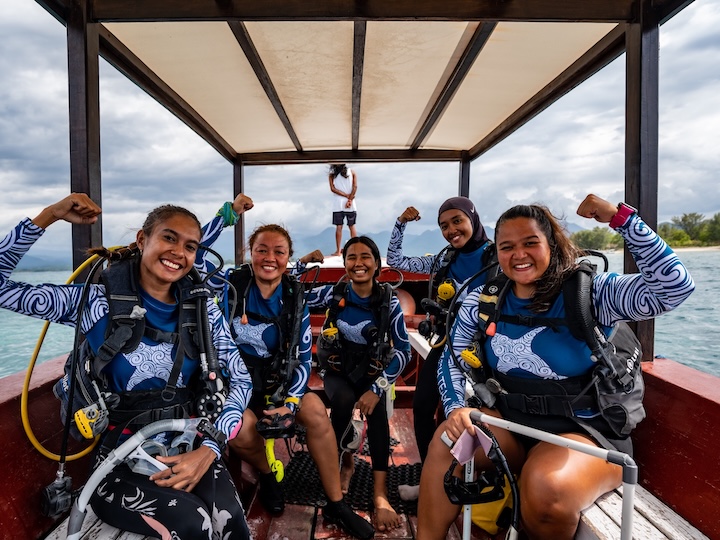 vrouwen heffen hun vuisten uit solidariteit op een duikboot in Indonesië