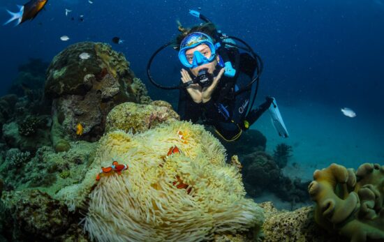 Skye McCulla chilling with an anemonefish on the Great Barrier Reef during her Instructor Development Course
