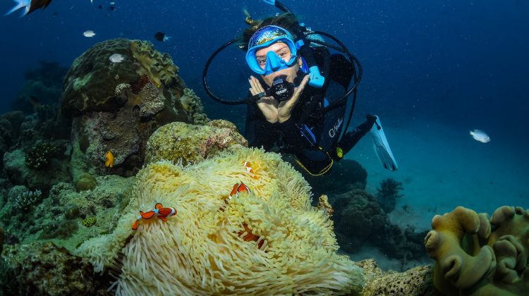 Skye McCulla chilling with an anemonefish on the Great Barrier Reef during her Instructor Development Course