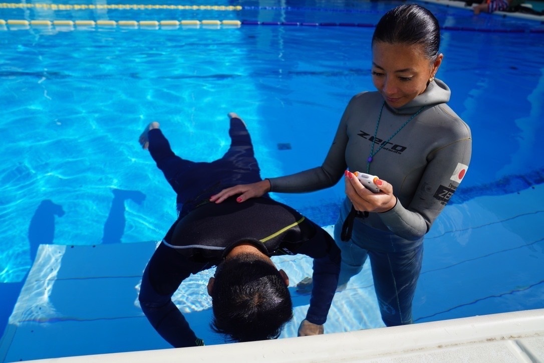 Freediver instructor counting the time of a static apnea