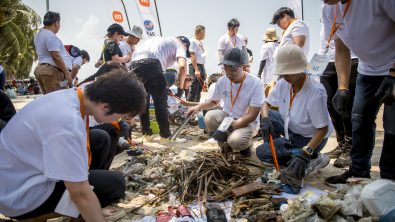 an ocean clean up in Thailand conducted by PADI and Xiaomi