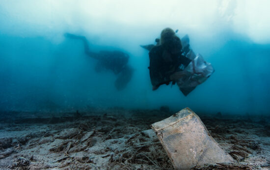 divers clean up the ocean