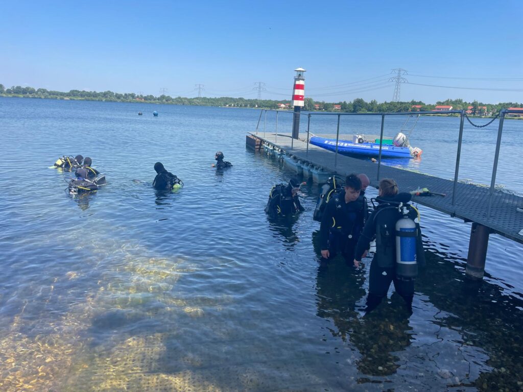 Scuba divers getting ready for their dive at Boschmolenplas at the test event. 