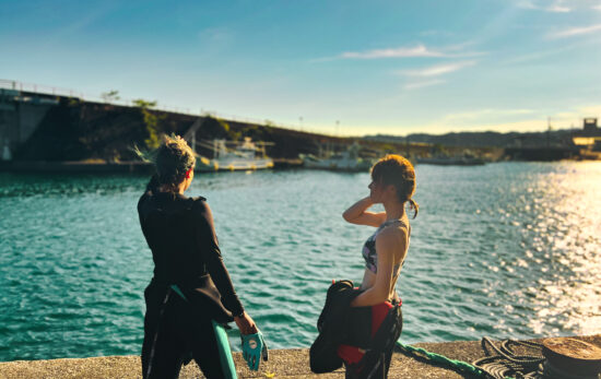 two female divers taking surface intervals