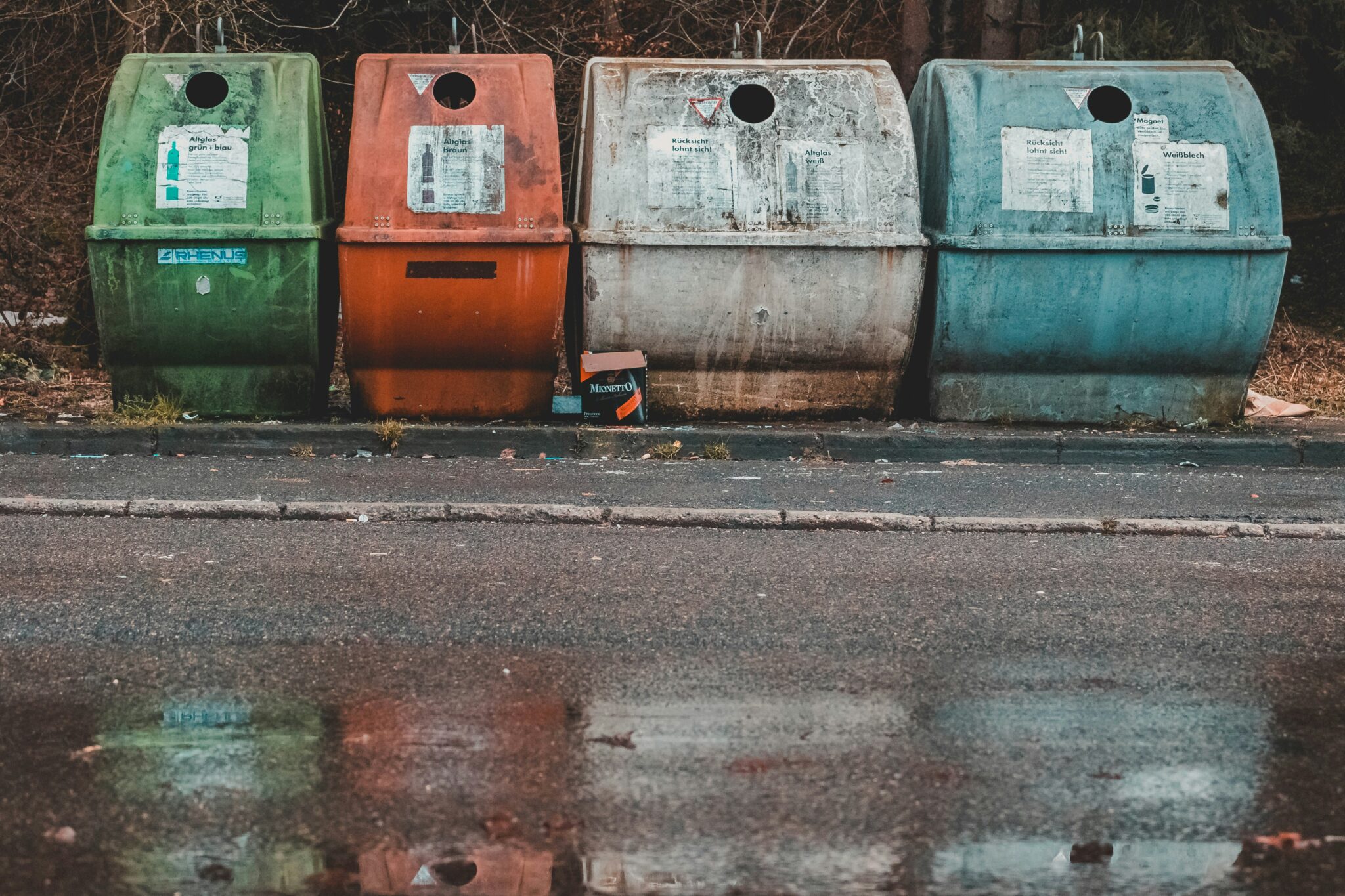 Contenedores de clasificación de residuos y reciclaje.