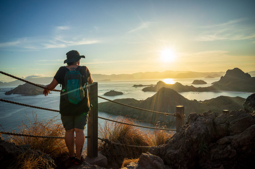 Wanderer und Naturliebhaber blickt über das Meer und kleine Inseln. 