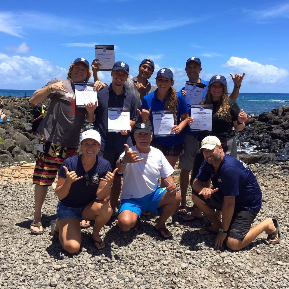 Groepsfoto van PADI Instructors met certificaten van voltooiing