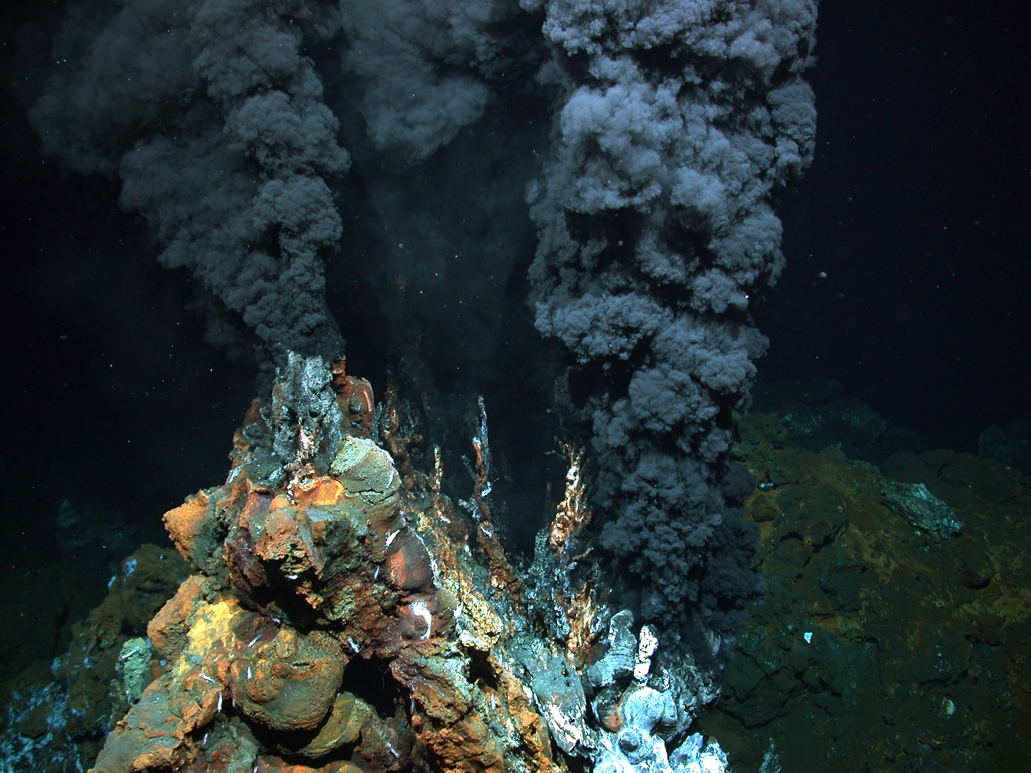 A deep-sea hydrothermal vent where nearby water doesn't boil even at 400℃/750℉, one of the fun facts about water temperature