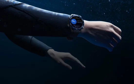 diver's arm with HUAWEI WATCH Ultimate