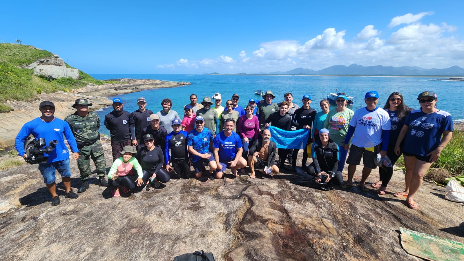 A group photo of smiling people from Acqua Sub in Brasil