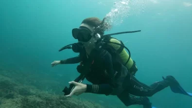 Divemaster intern Sidney underwater