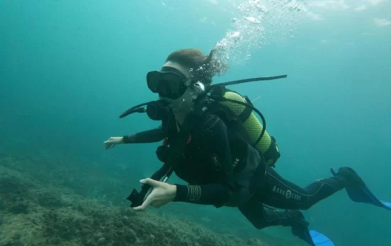 Divemaster intern Sidney underwater