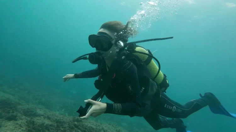 Divemaster Praktikantin Unterwasser