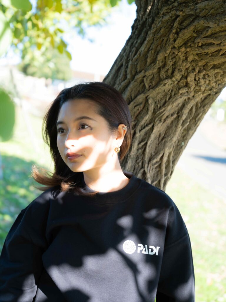 japanese female model wearing pad logo sweater