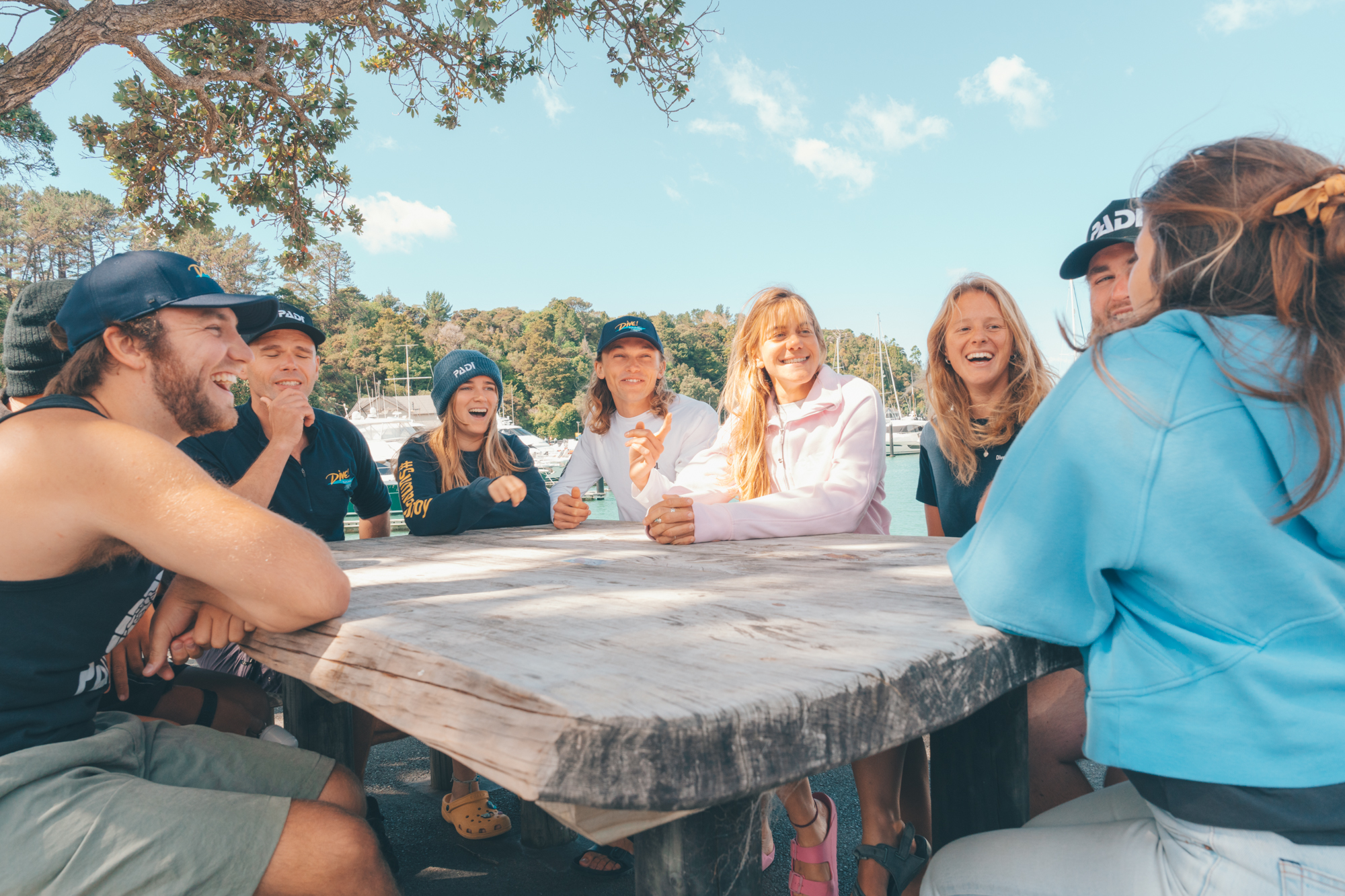 Chiacchierare con gli Instructor PADI Un aspirante stagista parla con il personale del centro PADI dive shop del corso di dive master, un passo importante per la scelta di un dive shop.