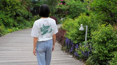 model wearing turtle and coral t shirt designed by YURIE for padi gear japan