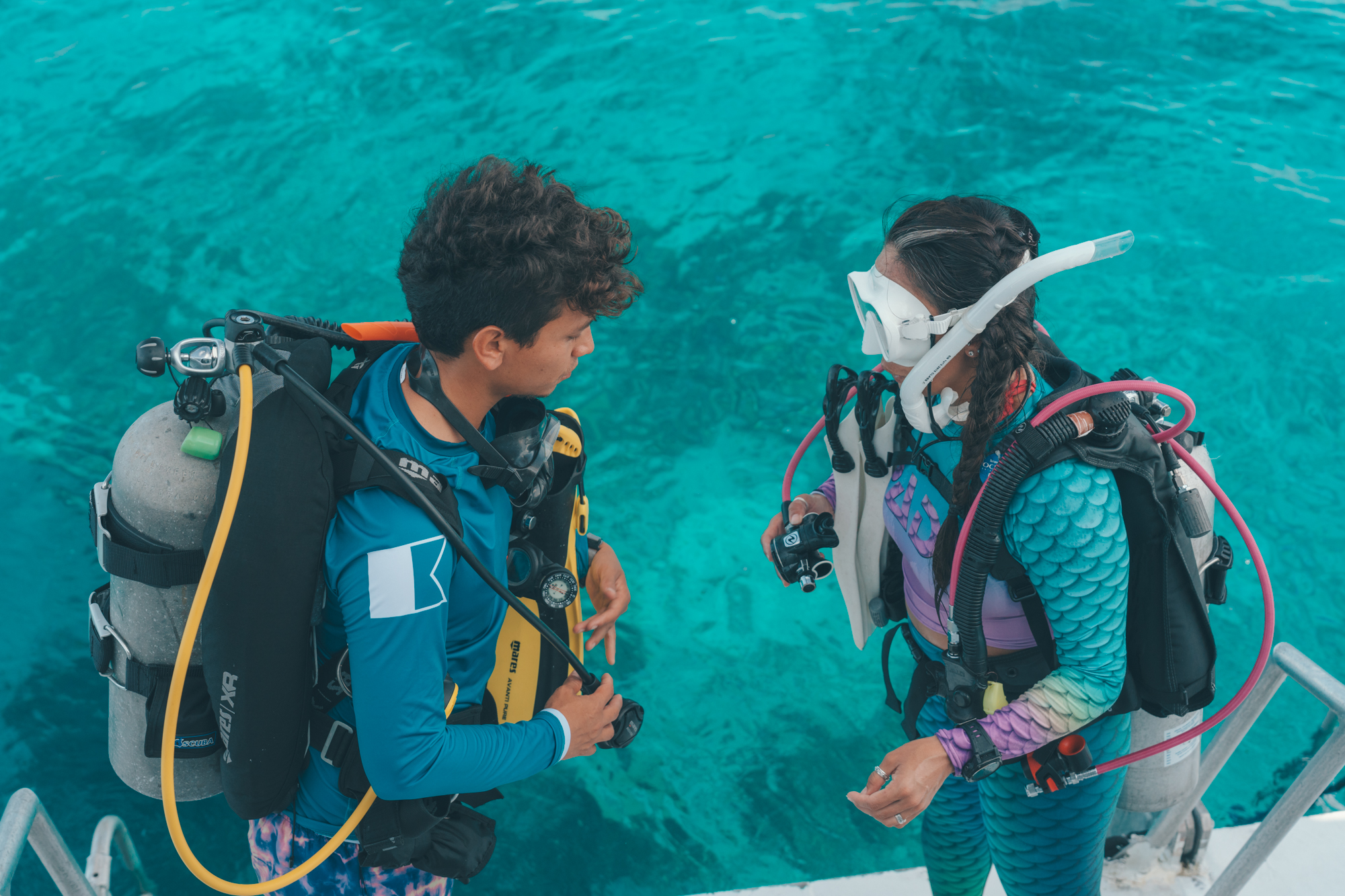 คู่หูนักดำน้ำกำลังตรวจสอบอุปกรณ์บนเรือก่อนดำน้ำ