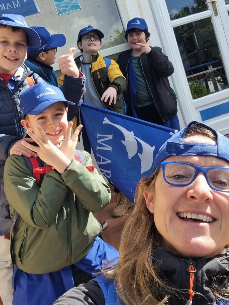 PADI Torchbearer Tatiana Geloso si fa un selfie con i bambini a cui sta insegnando la protezione marina