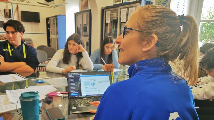 PADI Ocean Torchbearer Tatiana Geloso teaching a classroom of students about conservation