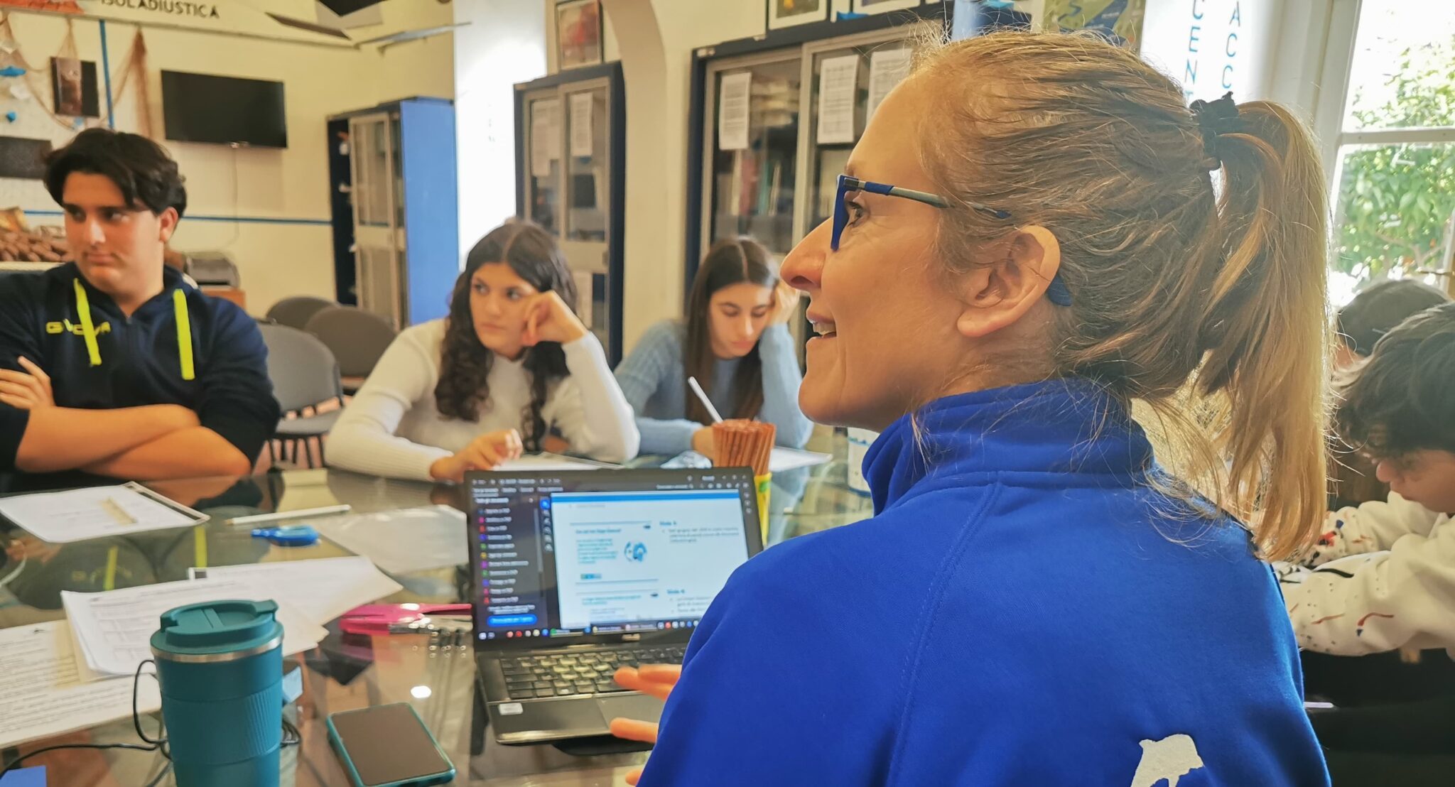 PADI Ocean Torchbearer Tatiana Geloso teaching a classroom of students about conservation