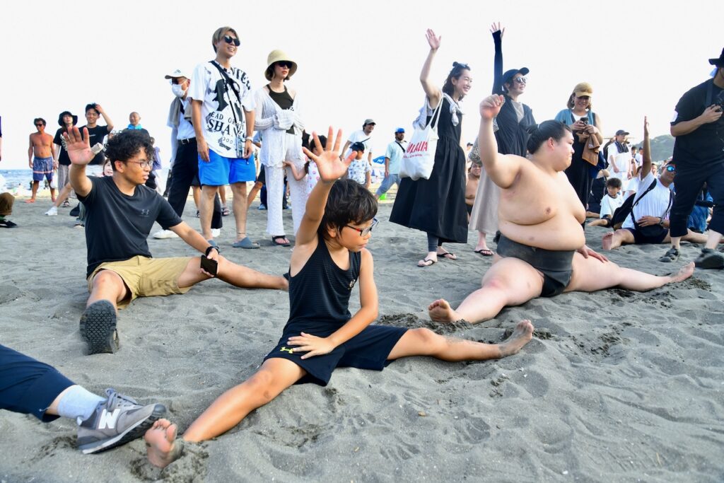 子どもたちが裸足で駆け回り、笑い声が響く浜辺を未来へつなげて