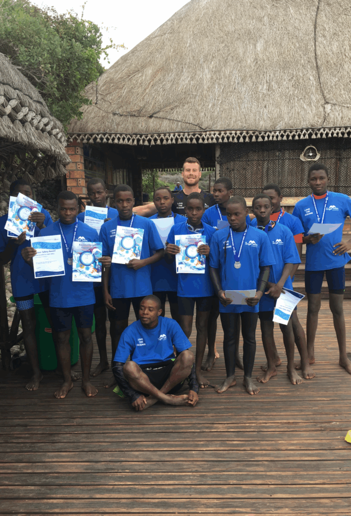 ماريو جيمو جيلامبا مع الأطفال