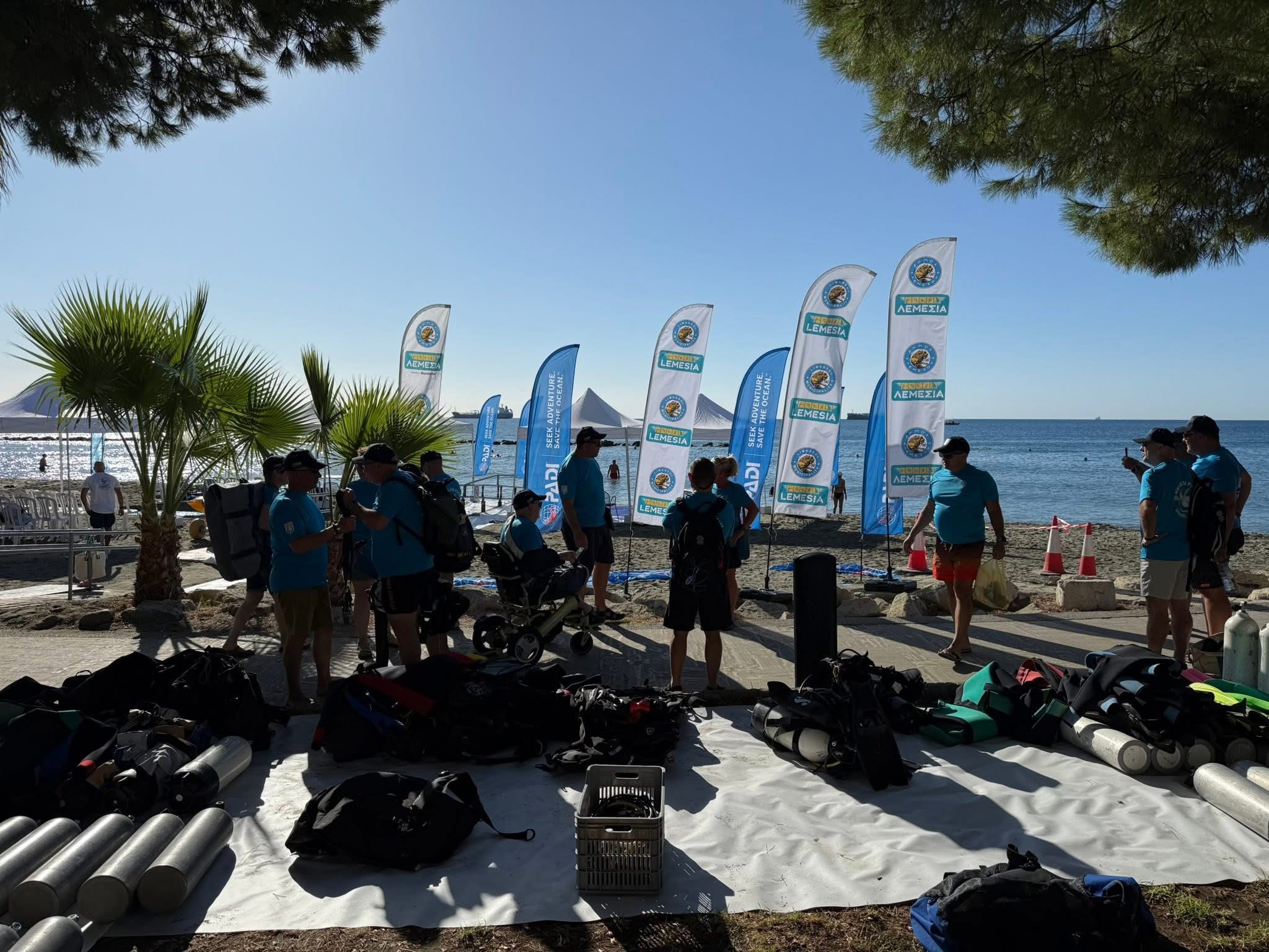 Allestimento in spiaggia per le immersioni per la pace 2026 a Cipro