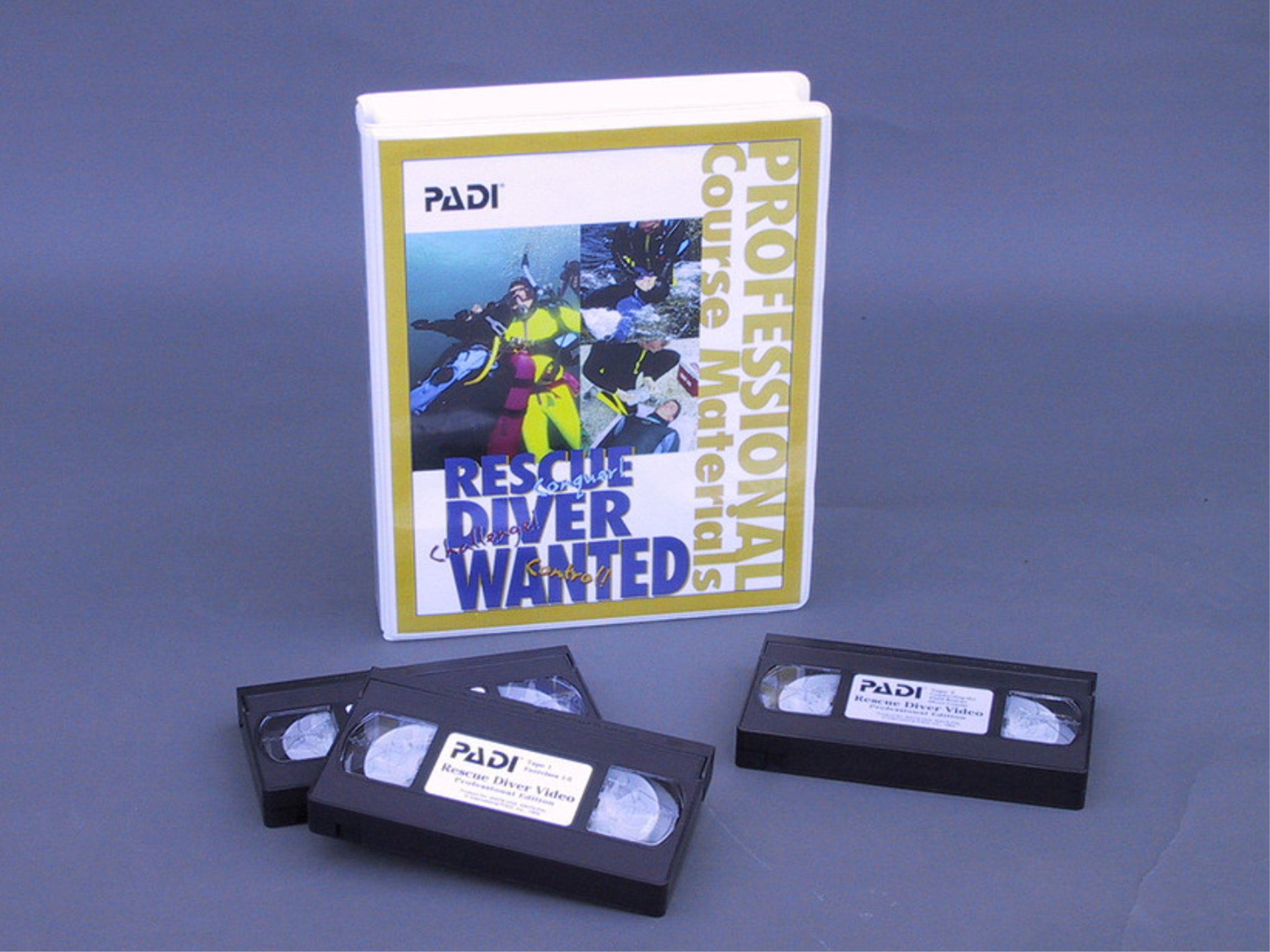 "Rescue Divers Wanted"라고 적힌 상자 앞에 세 개의 VHS 비디오 테이프가 놓여 있습니다.
