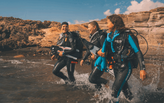 divers walking into water together