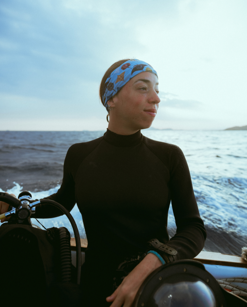 Gabriela Salvador padi AmbassaDiver kijkt uit op boot