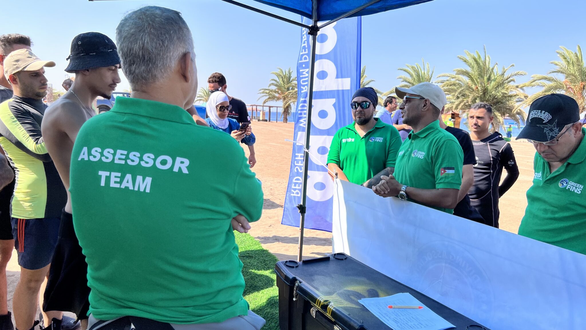 Een groep Green Fins beoordelaars geeft een lezing buiten 
in Jordanië.