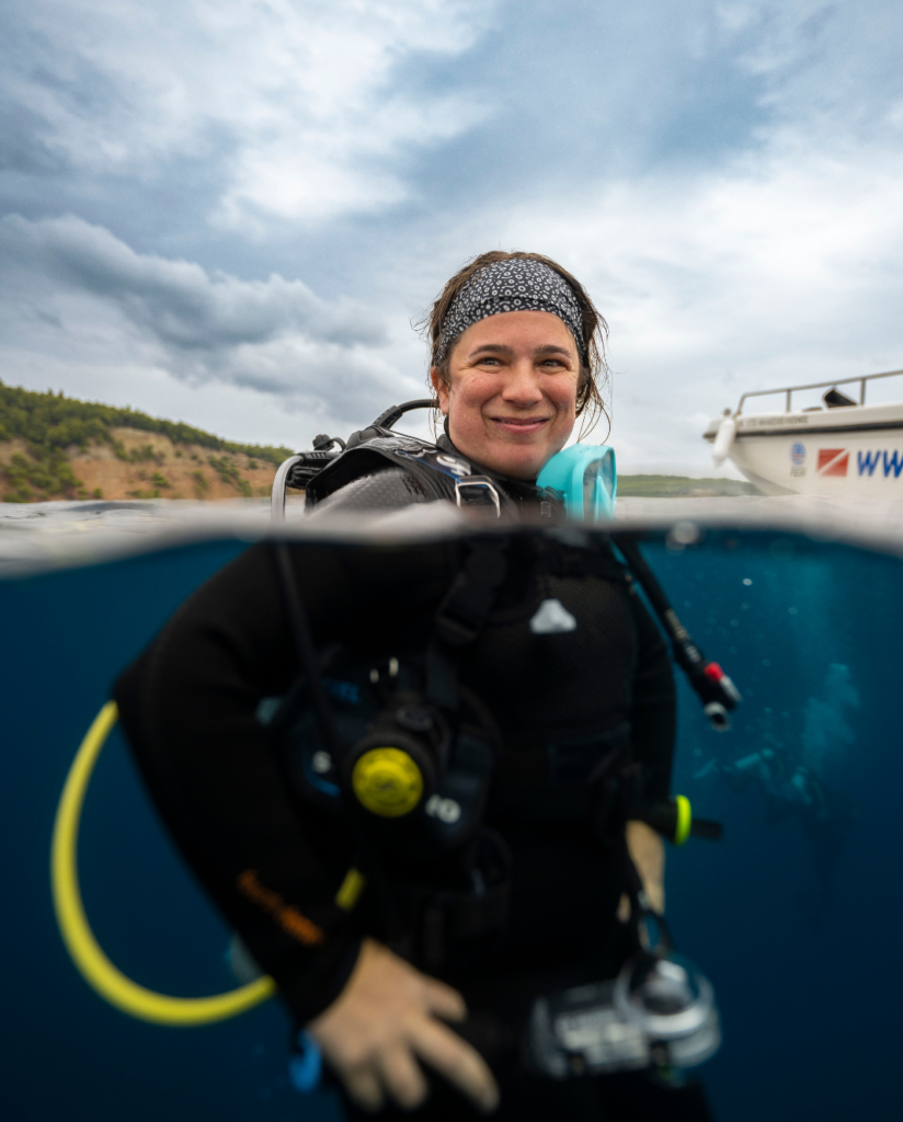 Laura PADI AmbassaDiver in het water