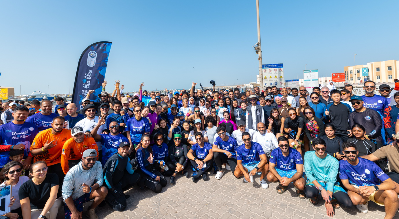 Large group photo of all the members of the Guiness Record ocean cleanup