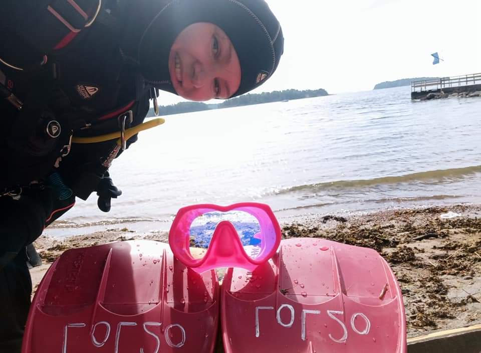 Elena Gushchina (lol2o) geared up standing by the water in Finland with her pink fins and mask