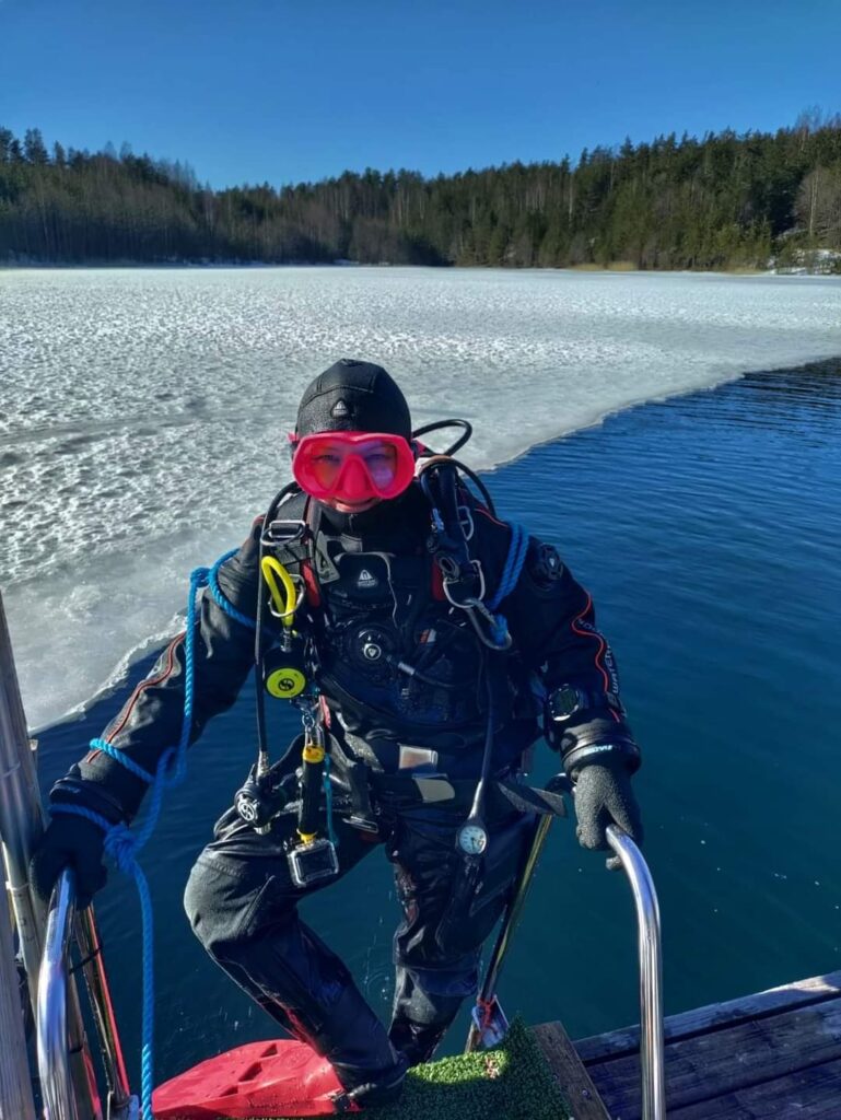 Elena Gushchina (lol2o) coming out of the water to a boat surrounded by ice