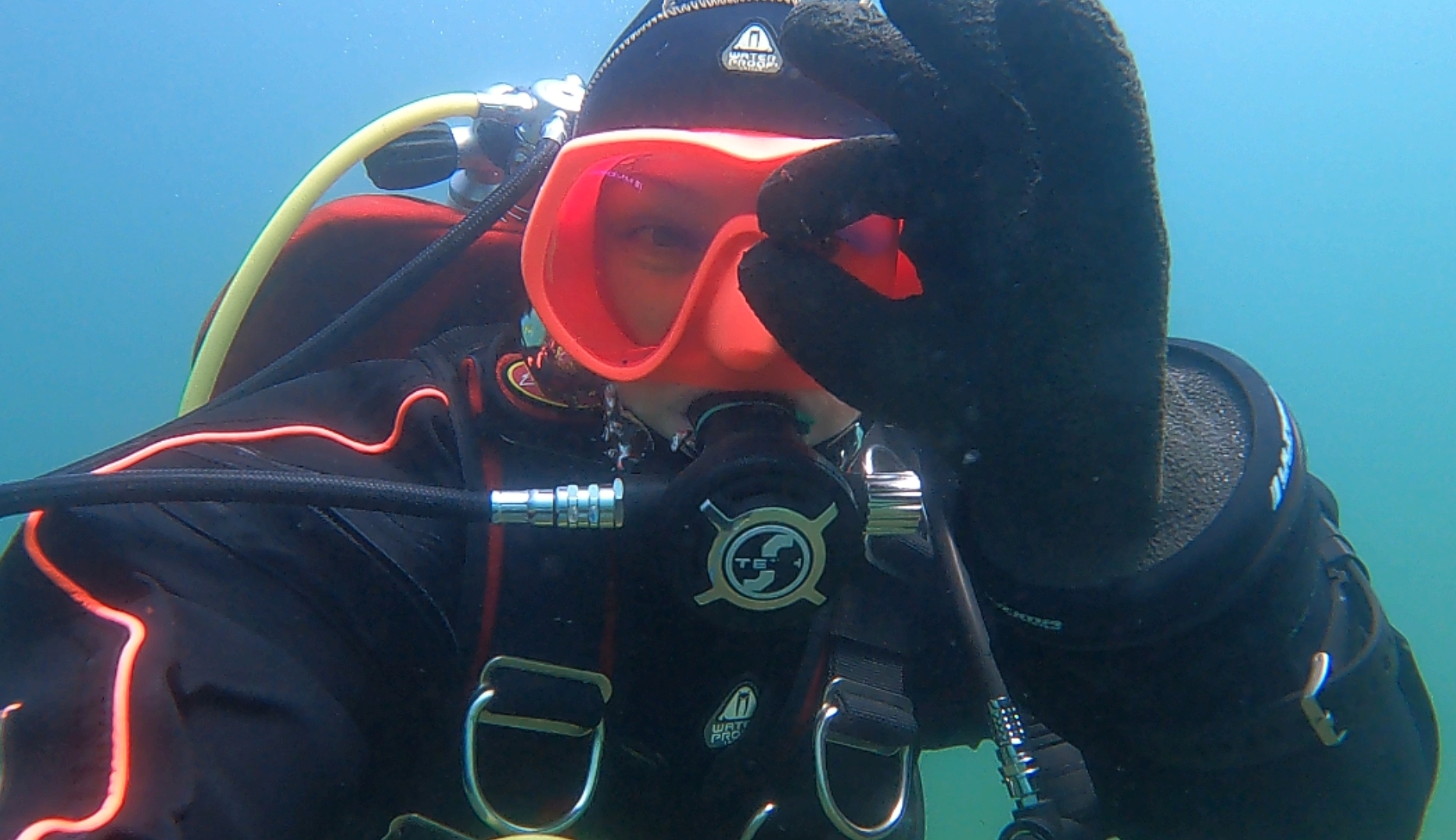 Close up of Elena Gushchina (lol2o) diving in a pink mask giving an ok sign