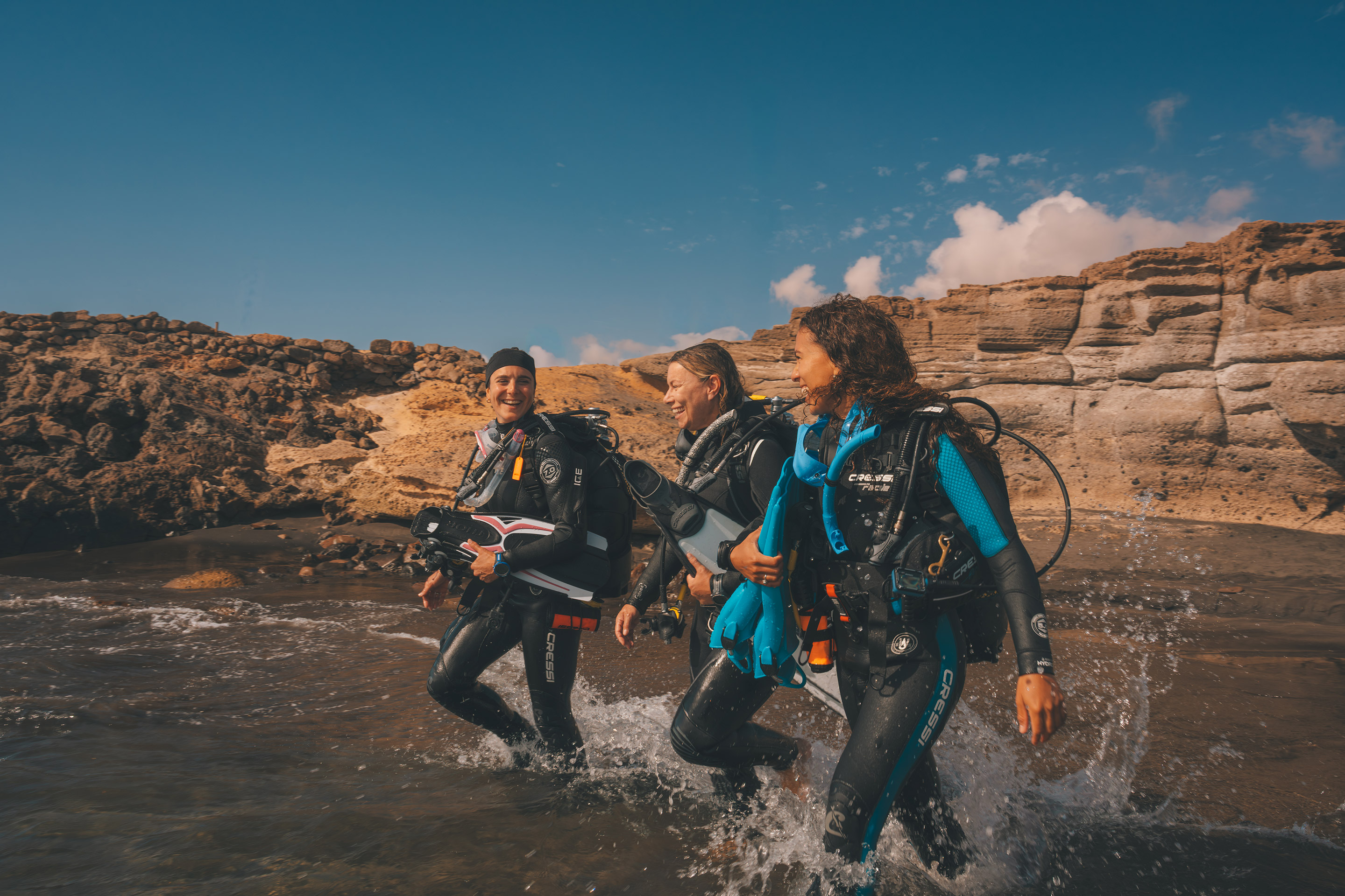 divers entering water buddy check