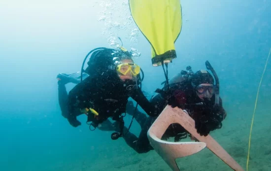 two divers participate in a padi search and recovery class