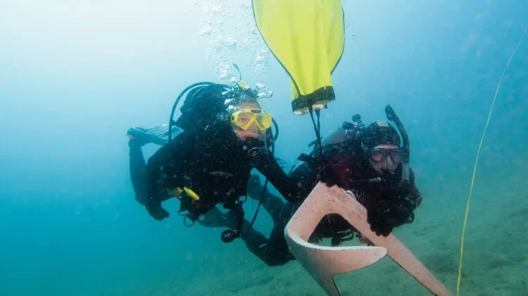 two divers participate in a padi search and recovery class