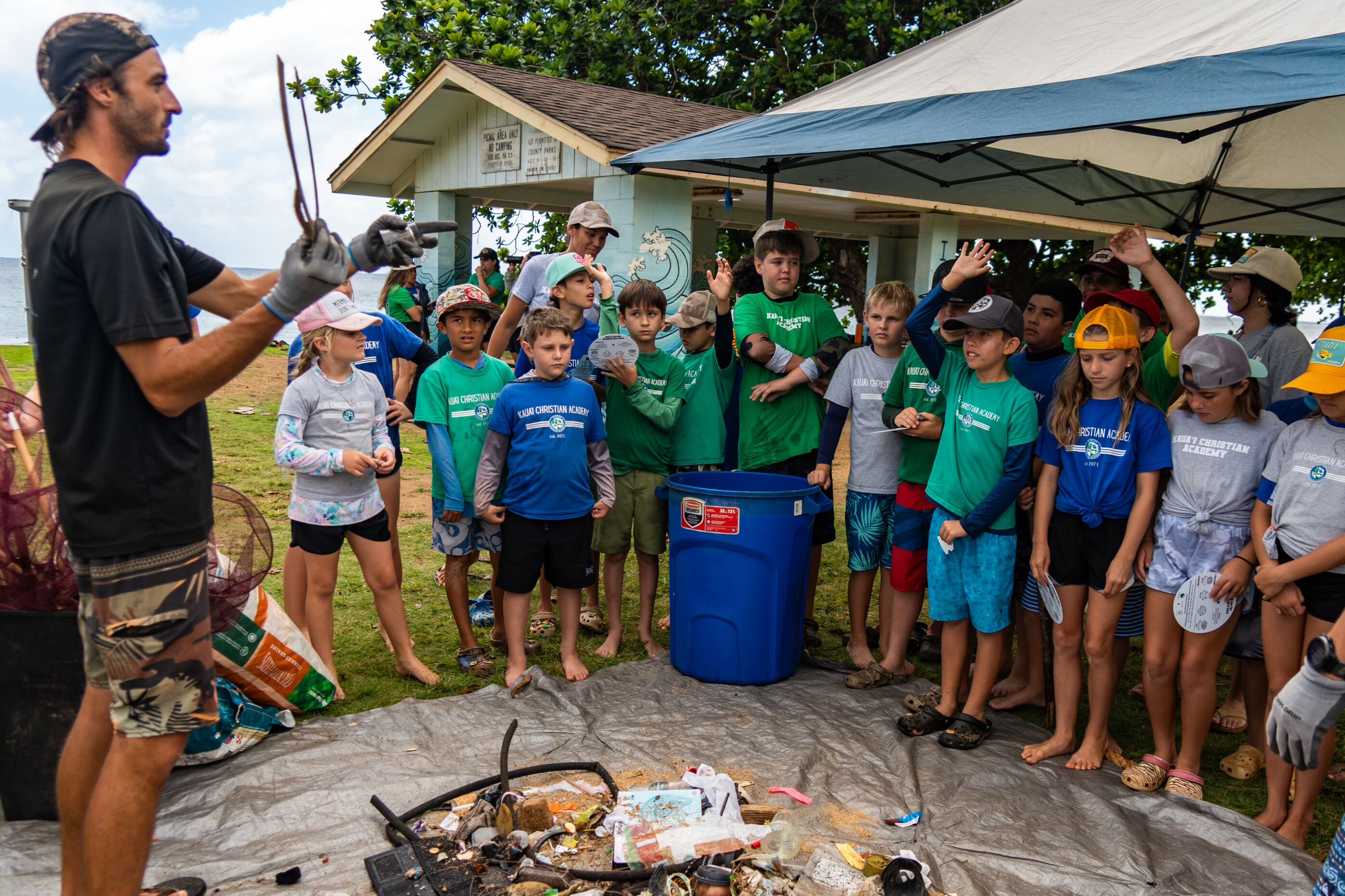 Tim Leichliter, Ocean Torchbearer Awardee, giving a presentation to a group of kids as part of the Hoʻomalu Ke Kai initiative