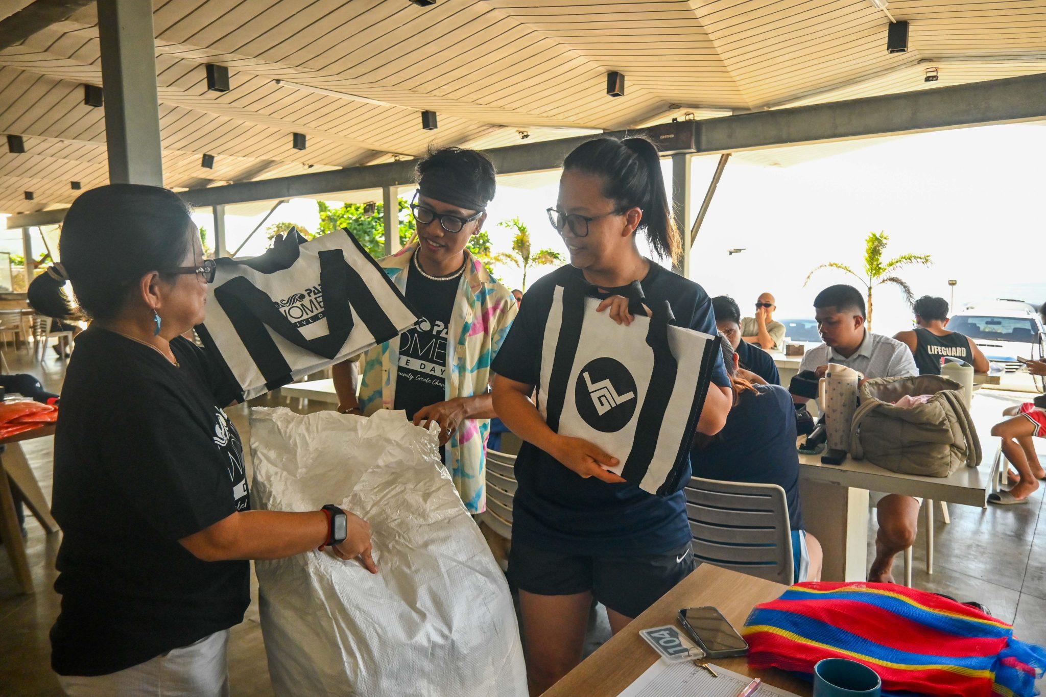 Divers organising a WDD cleanup in Batangas, Philippines